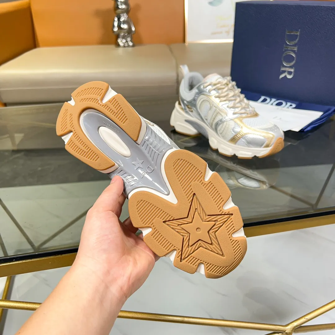 Men's Men's Shoes 💰500 [New Style] 🛠️🛠️Dior-Dior Chrono sneakers are a new product in the 2024 autumn ready-to-wear series, reinterpreting running shoes in Dior's high-end style. Crafted from beige mesh with laminated leather-effect panels in gold and silver tones, it's highlighted by CD logos on the sides, a star patch on the tongue and a Dior logo on the heel. Featuring tri-color laces, a lightweight sole and star embellishments for a casual look for any season. Size: Female size 35-41 (Female size 41 and 42 can be customized) Male size 39-44 (45/46 can be customized) Color: white, pink, gold, silver, black